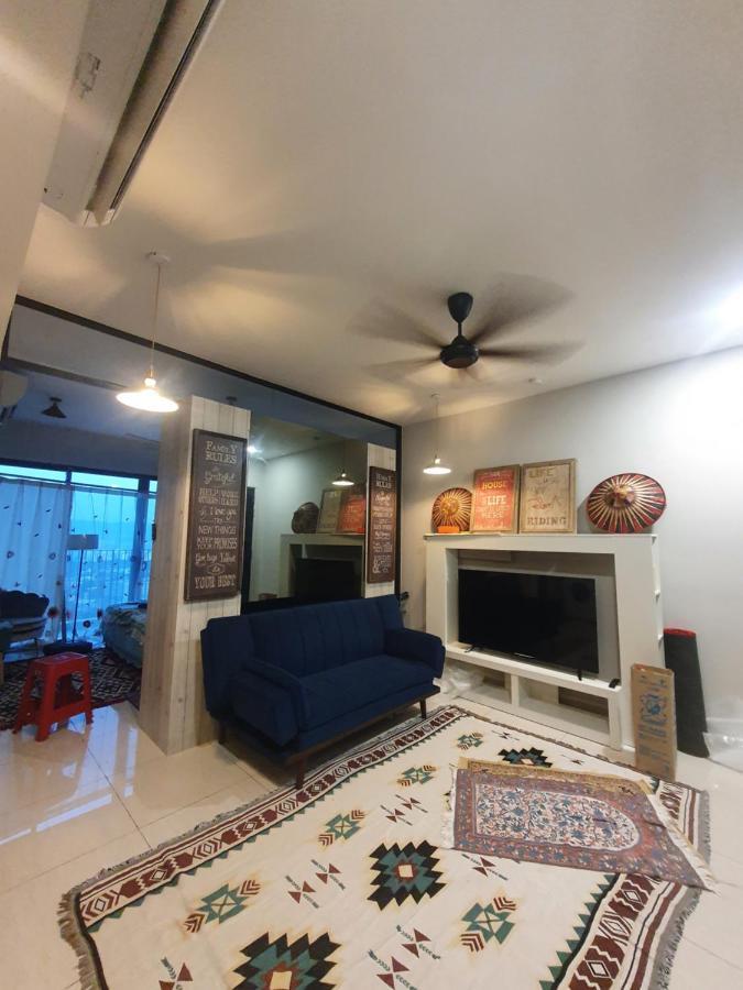 Near Klcc And Lrt With Superb View Apartment